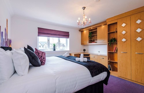 Blackburn House | Luxurious 6 bedroom (sleeps 12) house within Brockhall Village, Lancashire.