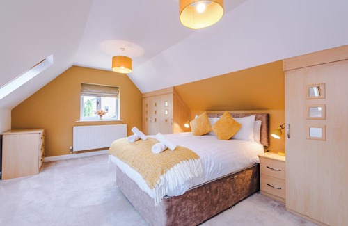 Blackburn House | Luxurious 6 bedroom (sleeps 12) house within Brockhall Village, Lancashire.