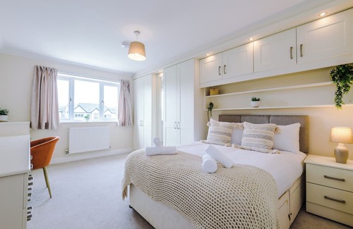 Blackburn House | Luxurious 6 bedroom (sleeps 12) house within Brockhall Village, Lancashire.