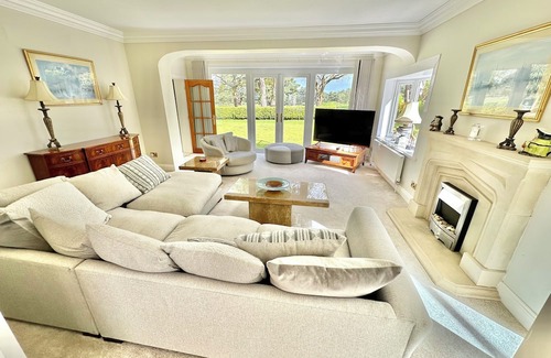 Ferndown House | Golf Course View - Large Four Bed Home with Garden - New Forest and Beach Links