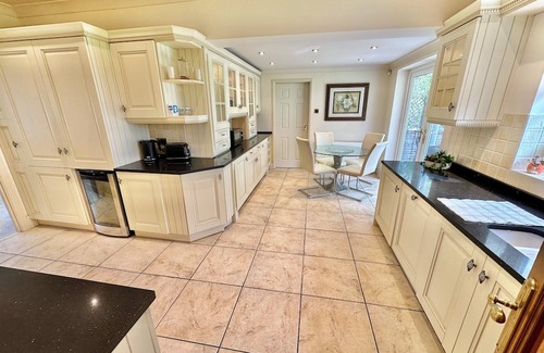 Ferndown House | Golf Course View - Large Four Bed Home with Garden - New Forest and Beach Links