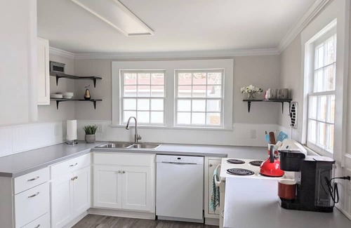 Clayton House | Quaint Hideaway in the Heart of Clayton