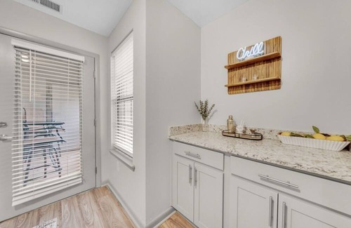 Sherwood Park Apartment | Modern 1 br/58’ tv/ fast wifi and