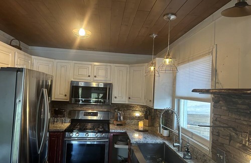 Hayesville Cottage | Chatuge Lake front! 5 Beds, Sleeps 8, private dock w/covered slips. Quiet Cove!