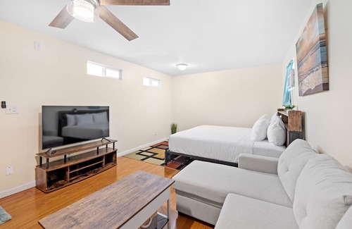 McCully - Moiliili House | Charming Studio Retreat in Hawaii - Perfect for Solo Travelers or Couples