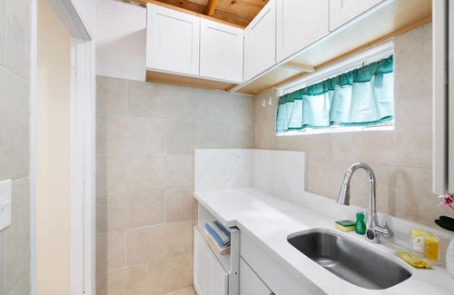 McCully - Moiliili House | Charming Studio Retreat in Hawaii - Perfect for Solo Travelers or Couples