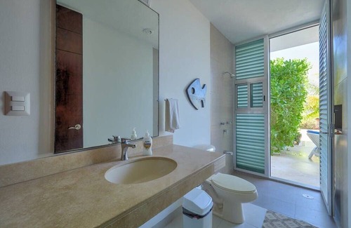 Chicxulub Puerto House | NEW Fun Family Beach House Pool BBQ Smart TVs