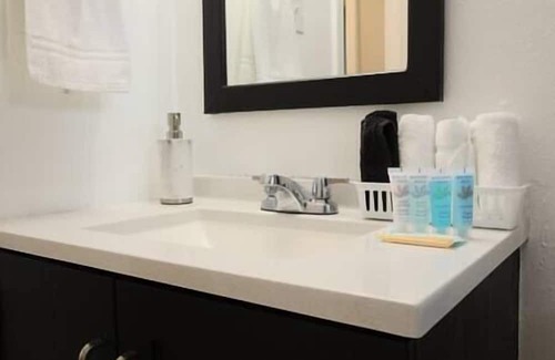 Sunrise Acres House | Comfy Duplex Home | Luxe Modern Family Friendly