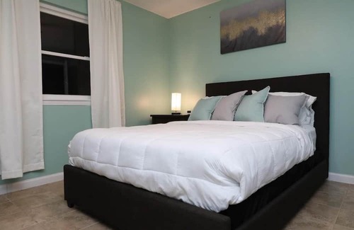 Sunrise Acres House | Cozy Colors Modern Family Friendly-3 days