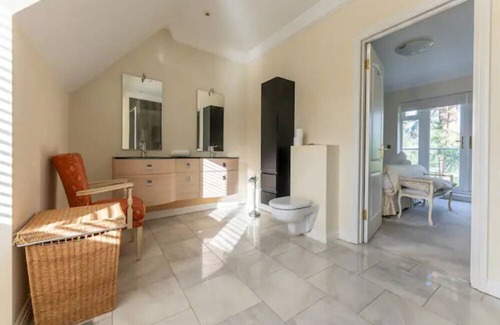 Ferndown House | Pass the Keys | Amazing Spacious Home/Golf Course