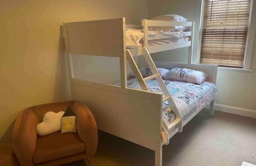 Bathurst House | Family Home with Pool & Pizza Oven - Pet Friendly