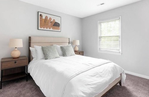 High Point Apartment | Landing at Oakview Terrace Townhomes - 2 Bedrooms in Downtown High Point