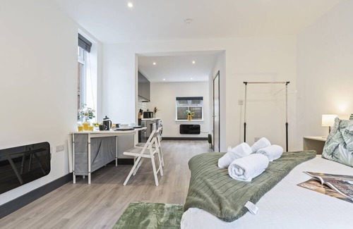 Giltbrook Apartment | Deluxe Studio Flat - Free Street Parking