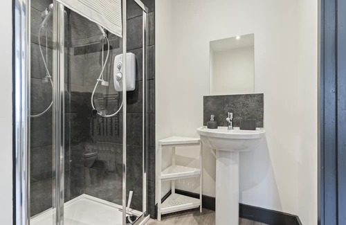 Giltbrook Apartment | Deluxe Studio Flat - Free Street Parking