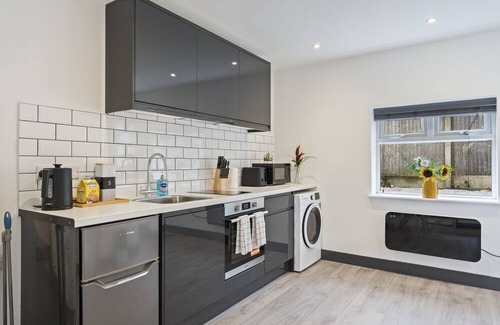 Giltbrook Apartment | Deluxe Studio Flat - Free Street Parking