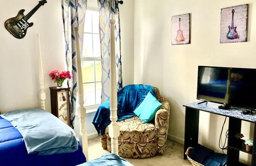 Boonsboro House | SRV Room @ Music House Please Read! Half-Bath Only!