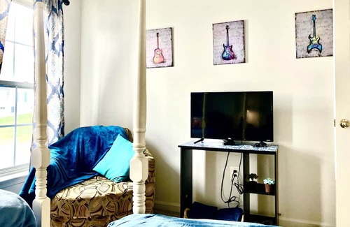 Boonsboro House | SRV Room @ Music House Please Read! Half-Bath Only!