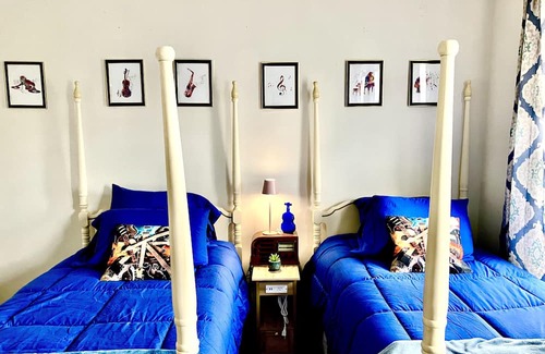 Boonsboro House | SRV Room @ Music House Please Read! Half-Bath Only!