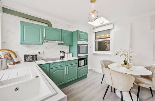 Chatham Apartment | Bright 1 Bed with free NETFLIX: Free Parking, & Wi-Fi 40 mins away from London