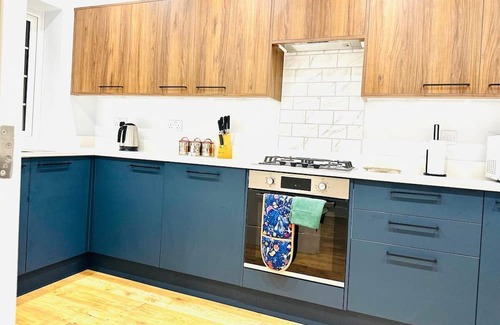 Abbess Roding House | The Bishop House for long Stays with Hot tub