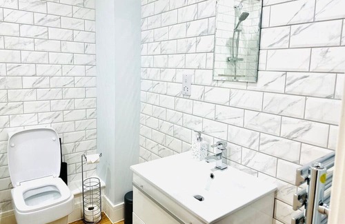 Abbess Roding House | The Bishop House for long Stays with Hot tub