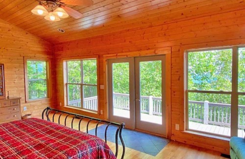 Tate Cabin | Cozy cabin on Amicalola Mountain with magnificent views!