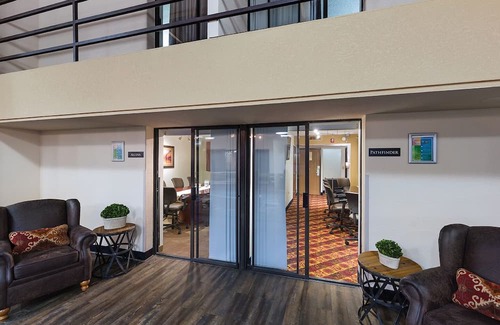 Casper House | Free Airport Shuttle! 3 Units in Great Location Near Downtown, Swimming Pool!