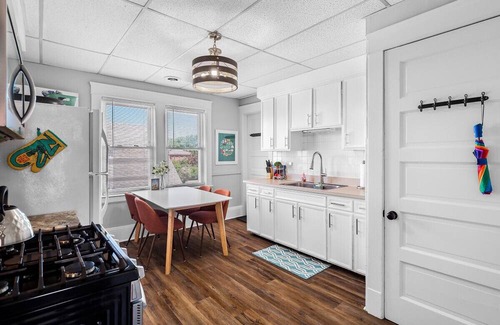 Wickliffe House | Large Groups: Entire Duplex Near Clinic & Downtown
