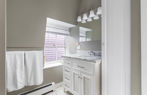 The Point House | Cozy retreat, historic neighborhood, 2 blocks to ocean & 10 min walk downtown!