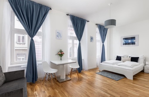 Petrska ctvrt Apartment | Blue Vibe studio - Florenc - Sleeps 3