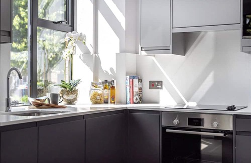 Woking Apartment | 1 bedroom modern apartment in Woking with own parking.