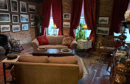 Leavenworth Apartment | A Victorian Experience in an historical building.
