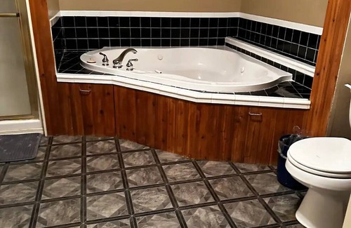 Dodge Apartment | 2 bedrooms, 1 bathroom, full kitchen, full laundry, walk-in pantry