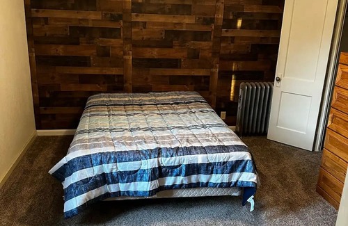 Dodge Apartment | 2 bedrooms, 1 bathroom, full kitchen, full laundry, walk-in pantry