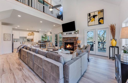 Hartwell House | The Elm Cottage - Amazing Lakehouse