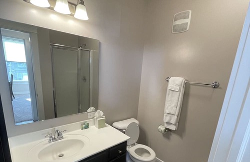 Carmel Apartment | Carmel BEAUTY! Hardwood Floors. Full kitchen. Washer/Dryer.