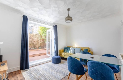 Hoxton West Apartment | Serene 2BD Flat w/Private Patio — Old Street!