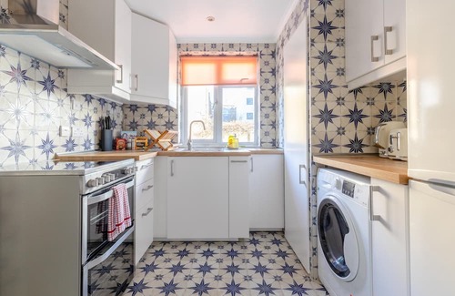 Hoxton West Apartment | Serene 2BD Flat w/Private Patio — Old Street!