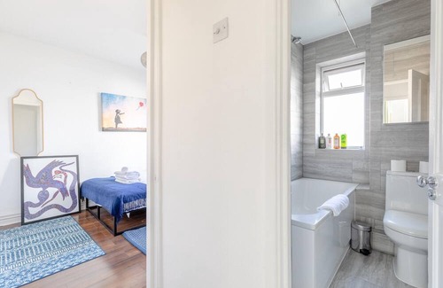 Hoxton West Apartment | Serene 2BD Flat w/Private Patio — Old Street!