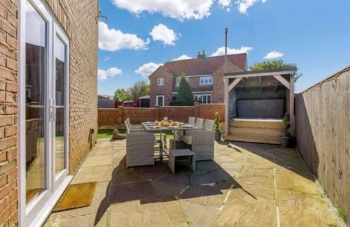 Kirby Misperton House | Spacious 6 bed w/hottub near Flamingo Land