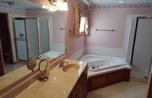 Reynoldsburg House | Reynoldsburg Ohio Full house with two car garage in the city close to inters 270