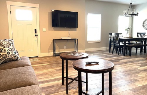 Ammon House | Amazing Ammon 3 Bedroom+ Loft Townhome: Close to shopping and restaurants