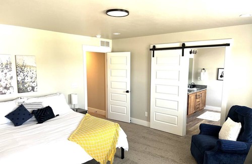 Ammon House | Amazing Ammon 3 Bedroom+ Loft Townhome: Close to shopping and restaurants