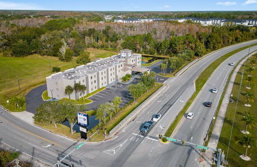 Wesley Chapel House | Stay Near The Grove - Free Breakfast, Outdoor Pool & Free Parking in 4 Units