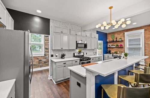 Livingston Park House | Stately Ohio Brick Beauty! HUGE 3 Bed, near OSU E.