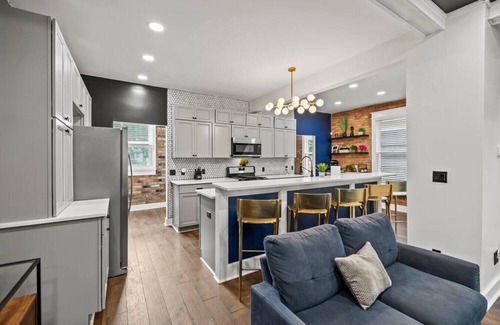 Livingston Park House | Stately Ohio Brick Beauty! HUGE 3 Bed, near OSU E.