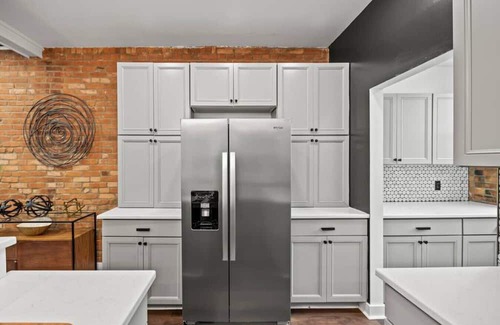 Livingston Park House | Stately Ohio Brick Beauty! HUGE 3 Bed, near OSU E.