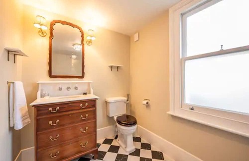 Penge Apartment | Pass the Keys | Stylish London Flat near Station - Victoria 20 min