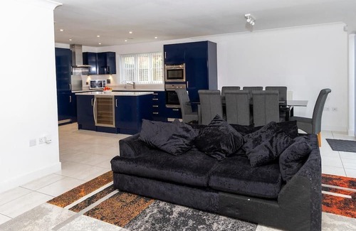 Sheerness House | 4 Luxurious Executive Villa