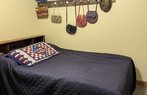 Brazil House | Morton Barn, 25 acres of woods, trails setting, 1.5 acres fishing pond